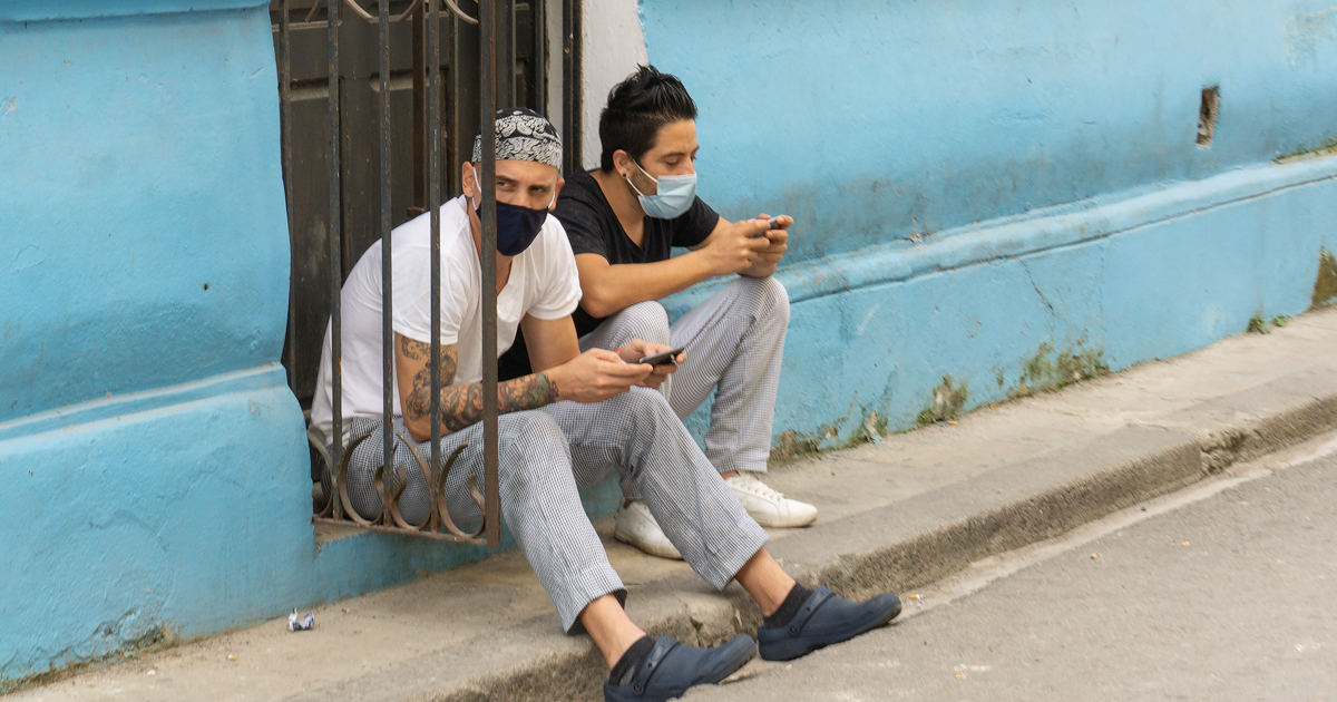 Jóvenes cubanos con nasobuco en La Habana (Imagen de referencia) © CiberCuba
