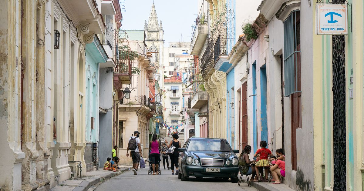 Vecinos, en un barrio de La Habana. © CiberCuba
