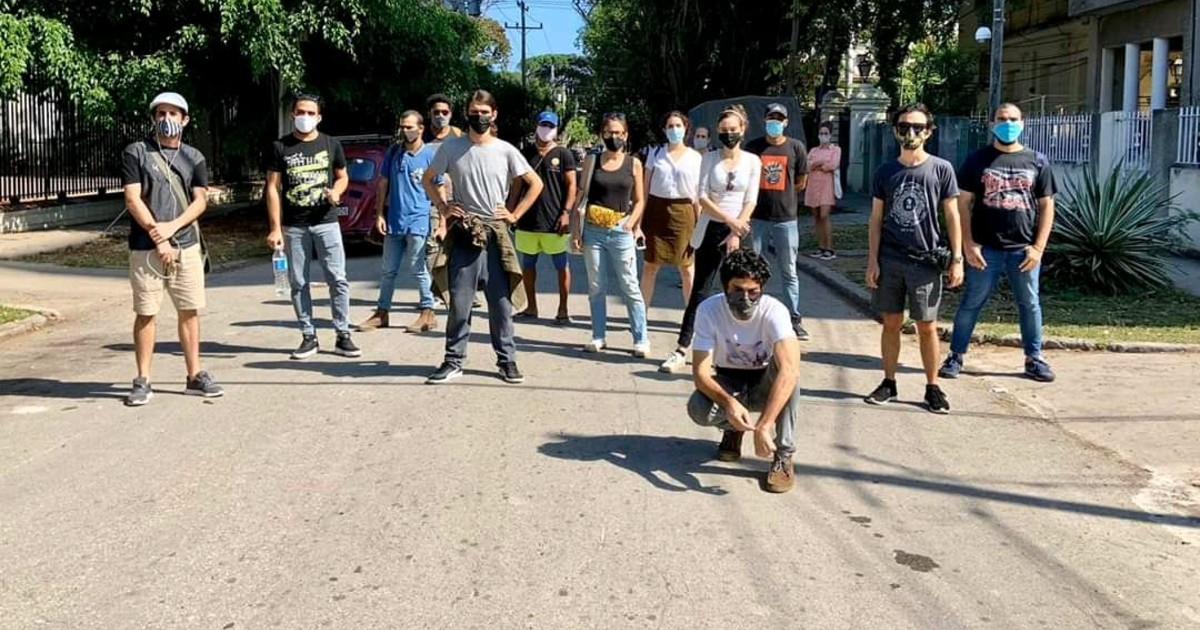 Participantes en la protesta frente al ministerio de Cultura © Facebook / Cubalex
