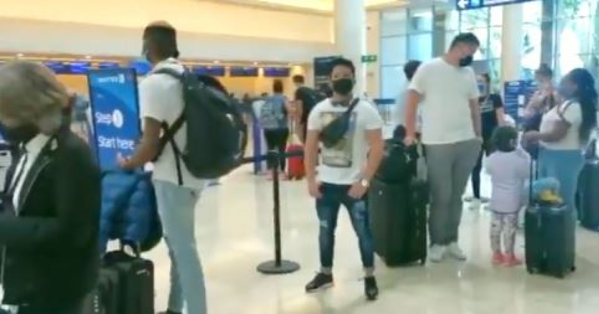 Cubanos varados en el Aeropuerto de Cancún © Twitter / TV Azteca Quintana Roo