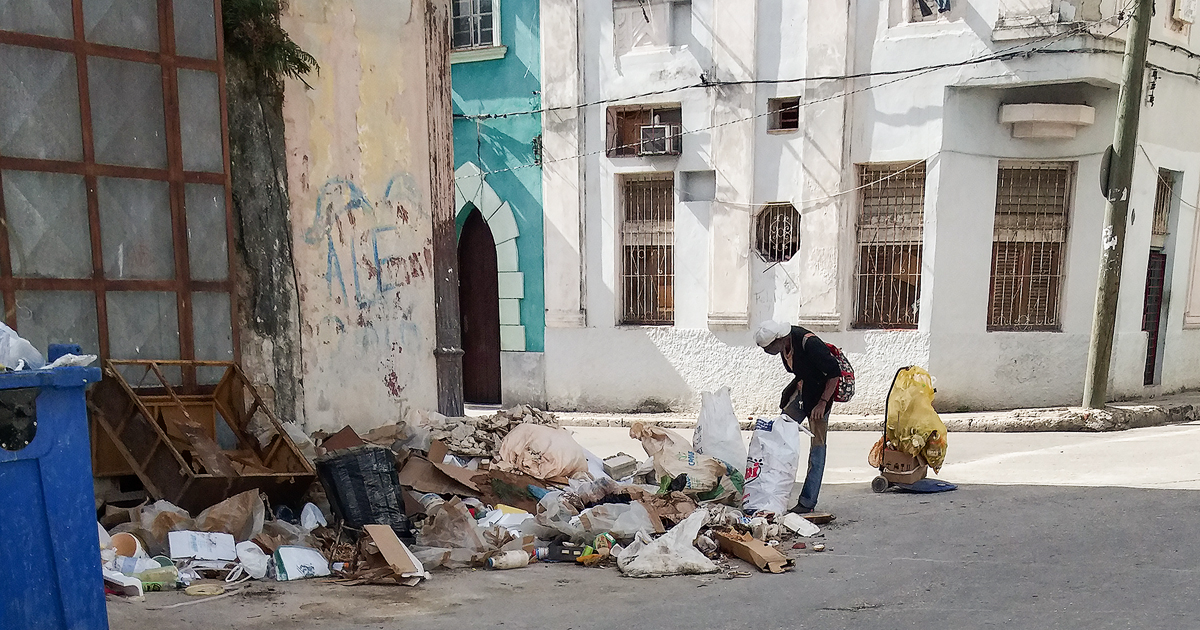Mujer con nasobuco observa gran basurero en La Habana (Imagen de referencia) © CiberCuba