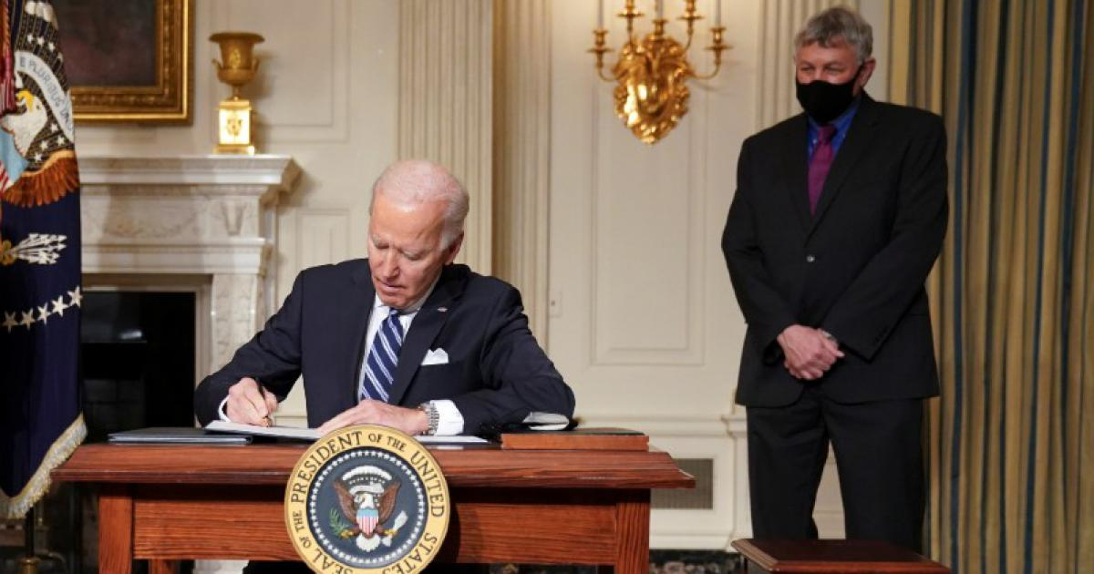 Joe Biden firmando órdenes ejecutivas © Flickr / Creative Commons