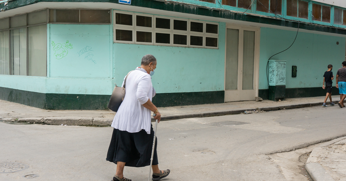 Mujeres caminando en La Habana (Imagen de referencia) © CiberCuba