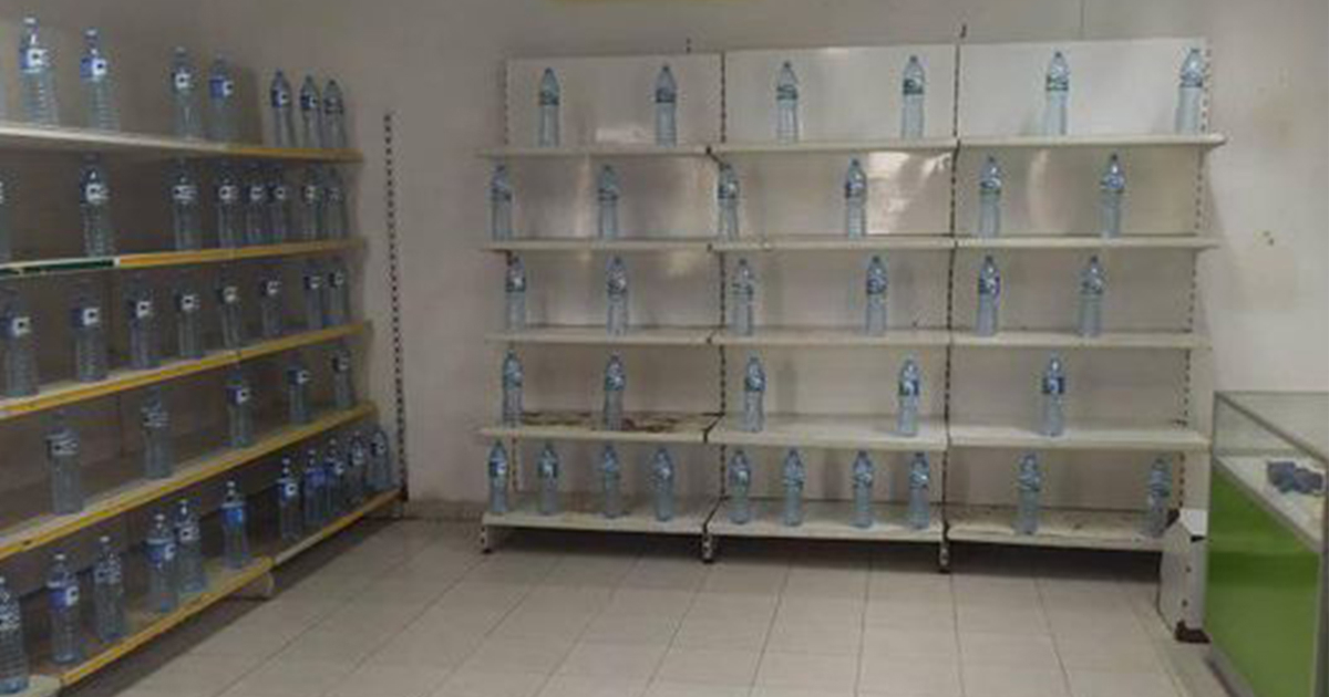 Tienda en Holguín con pomos de agua en estanterías. © Facebook / Desmintiendo al NTV de Cuba 