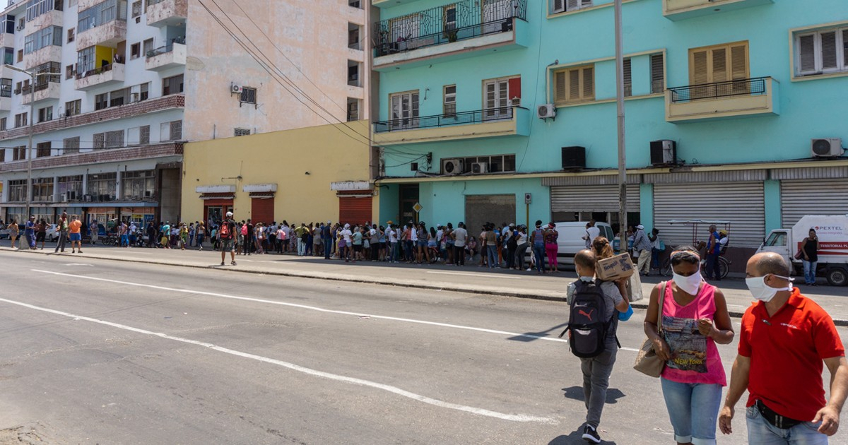 Largas colas en tiempos de pandemia en Cuba. © CiberCuba