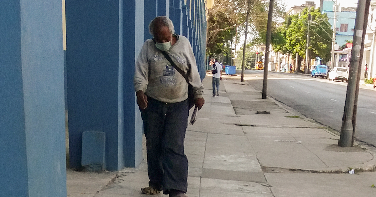 Cubanos caminando por La Habana con nasobuco (Imagen de referencia) © CiberCuba