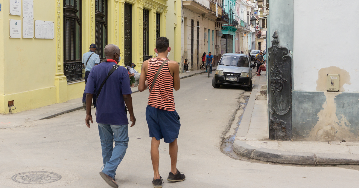 Personas caminando por La Habana imagen de referencia) © CiberCuba