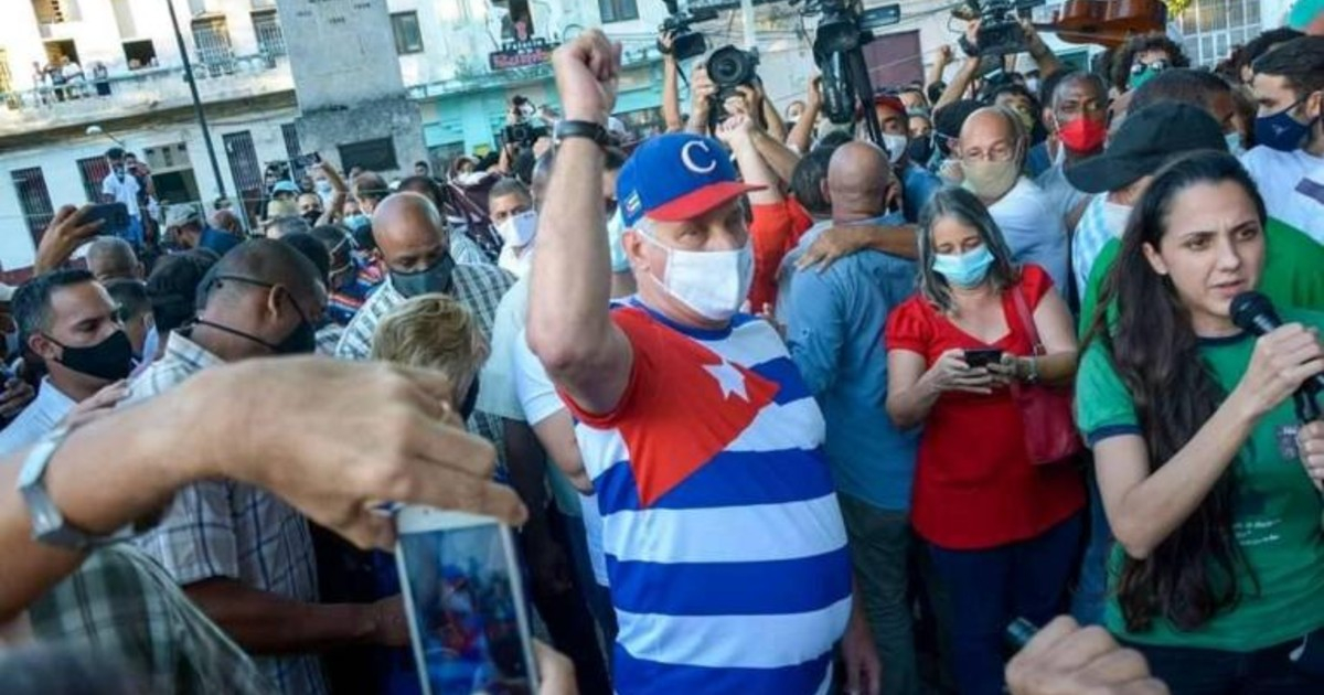 Miguel Díaz-Canel, luciendo camiseta con la bandera de Cuba. © Cubasí.