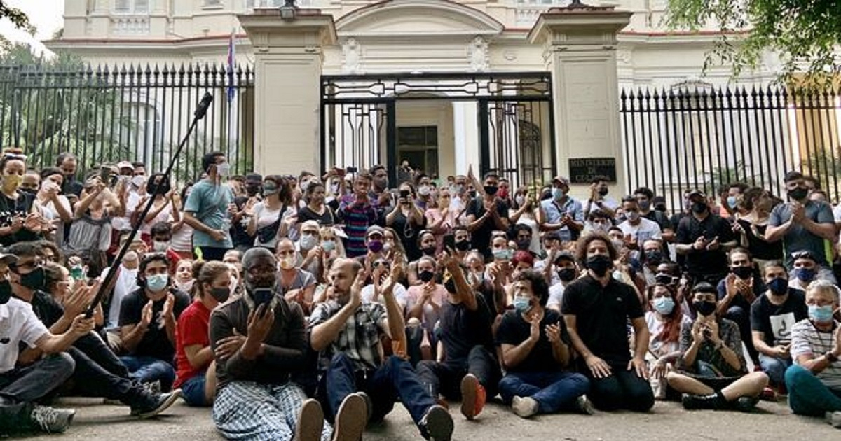 Manifestantes del 27 de noviembre frente a la sede del Ministerio de Cultura © Facebook / Reynier Leyva Novo