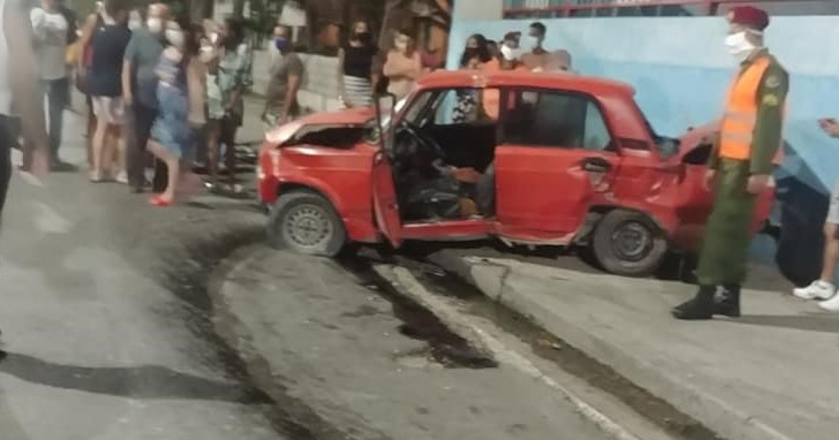 Accidente en Líneay 12, en El Vedado, La Habana © Facebook/ACCIDENTES BUSES & CAMIONES por más experiencia y menos víctimas!