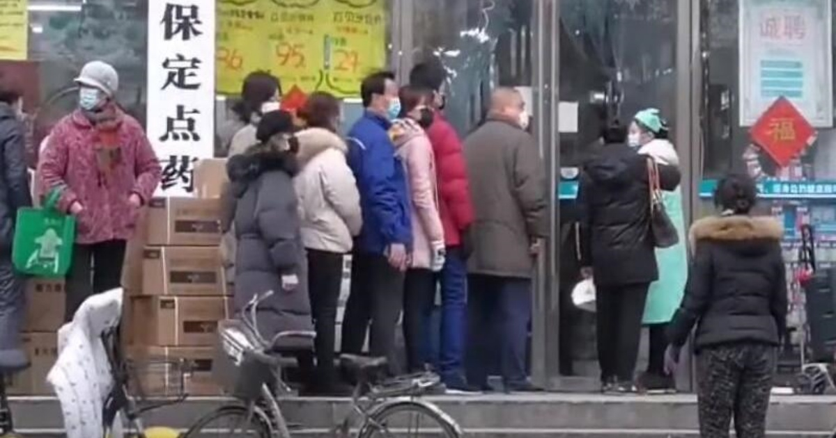 Ciudadanos de Wuhan China haciendo fila frente a una farmacia durante el brote de coronavirus de 2020 © China News Service