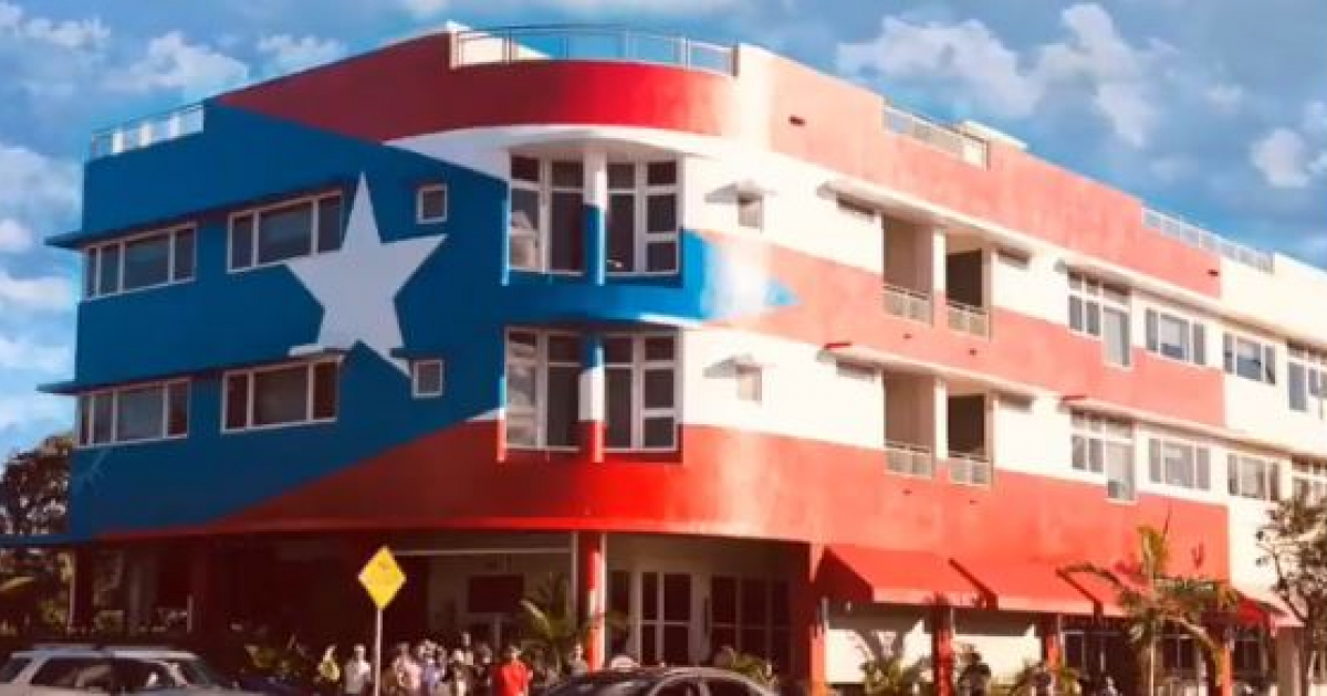 Fachada pintada con la bandera de Puerto Rico © Instagram / La Placita Miami