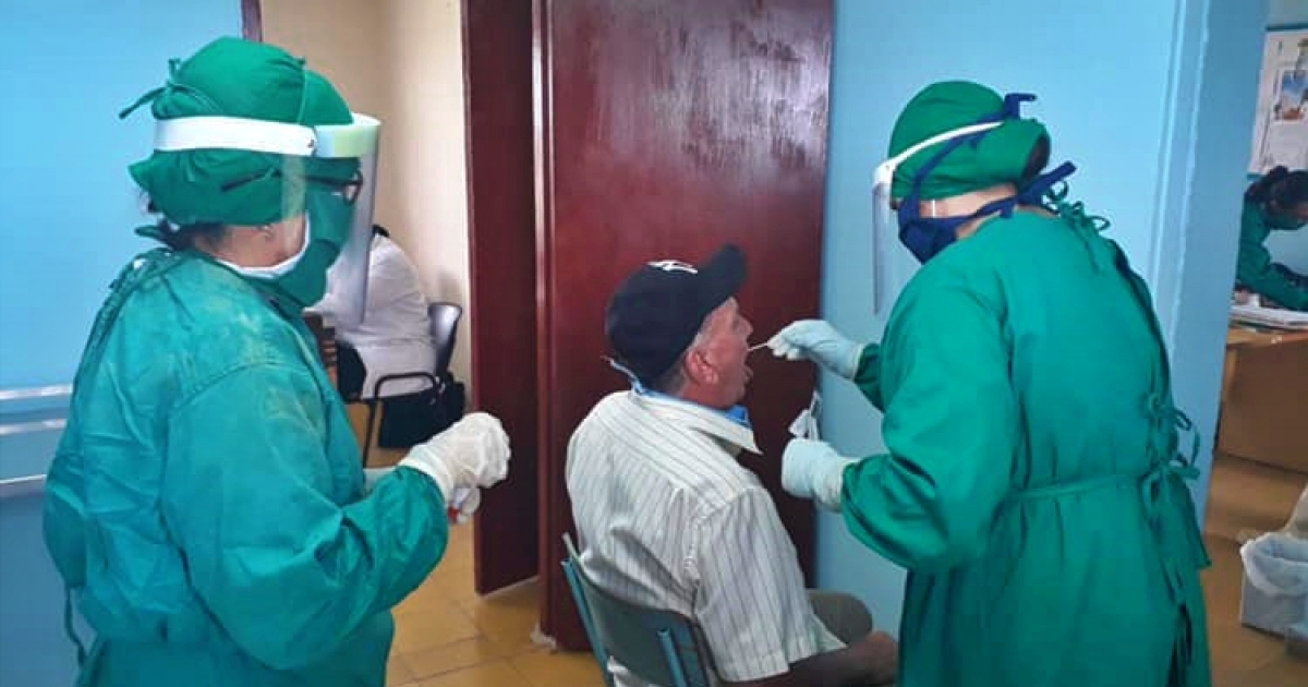 Aplicación de PCR a un paciente expuesto al coronavirus en Cuba © Facebook / MINSAP