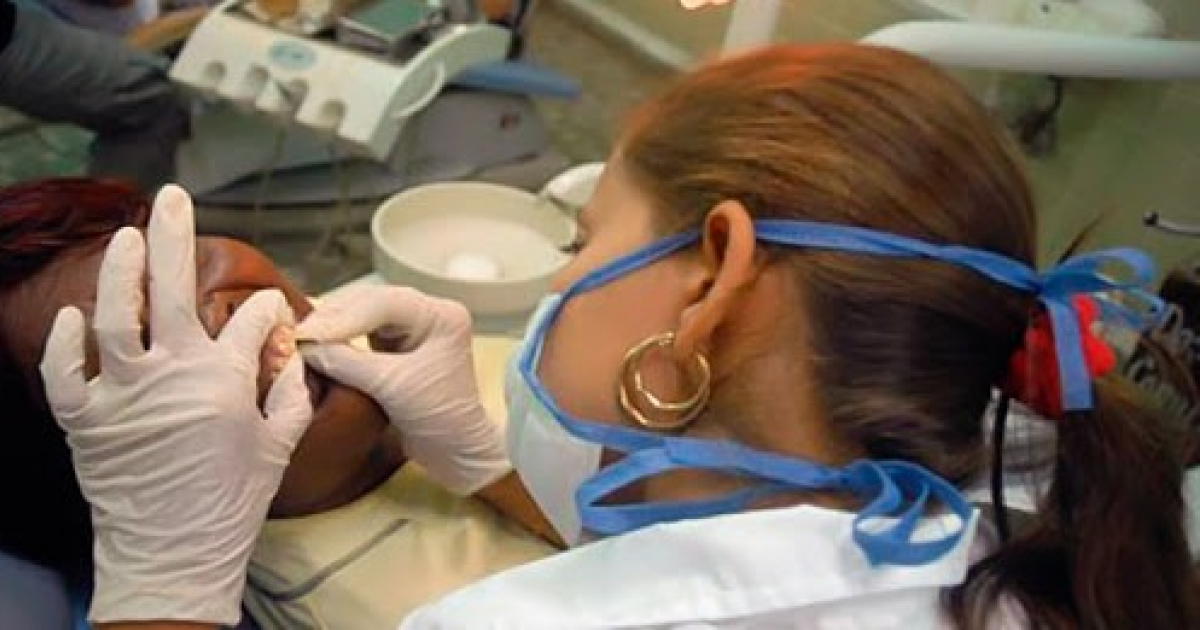Dentista cubana atiende paciente (Imagen de archivo) © Canal Caribe