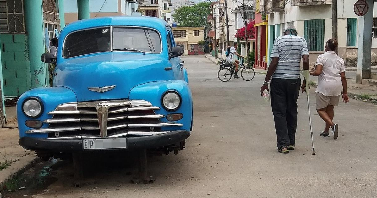 Carro y personas en una calle de La Habana (Imagen referencial) © CiberCuba