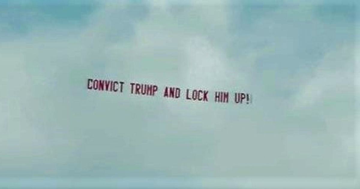 El cartel pedía "encerrar" a Trump © Foto: Twitter / Jim Acosta (CNN)