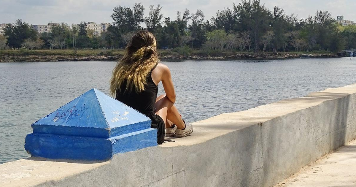 Joven cubana mirando al mar © CiberCuba