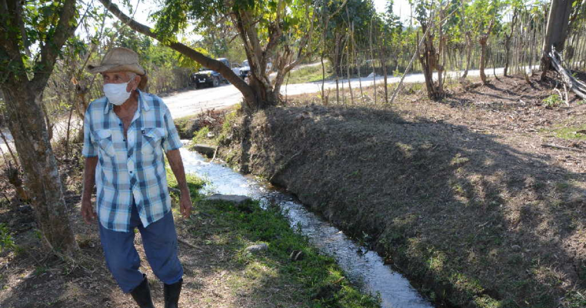 salidero de agua potable en Sancti Spíritus ha formado un arroyo artificial © Escambray / Vicente Brito