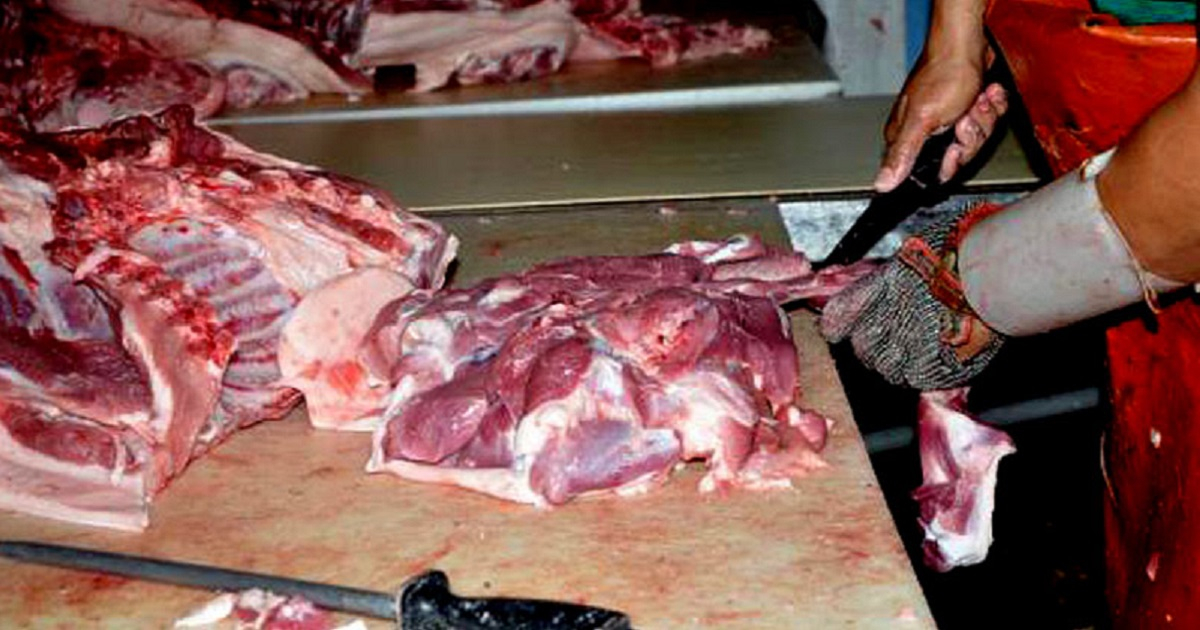 Venta de carne de cerdo en Cuba. © Escambray