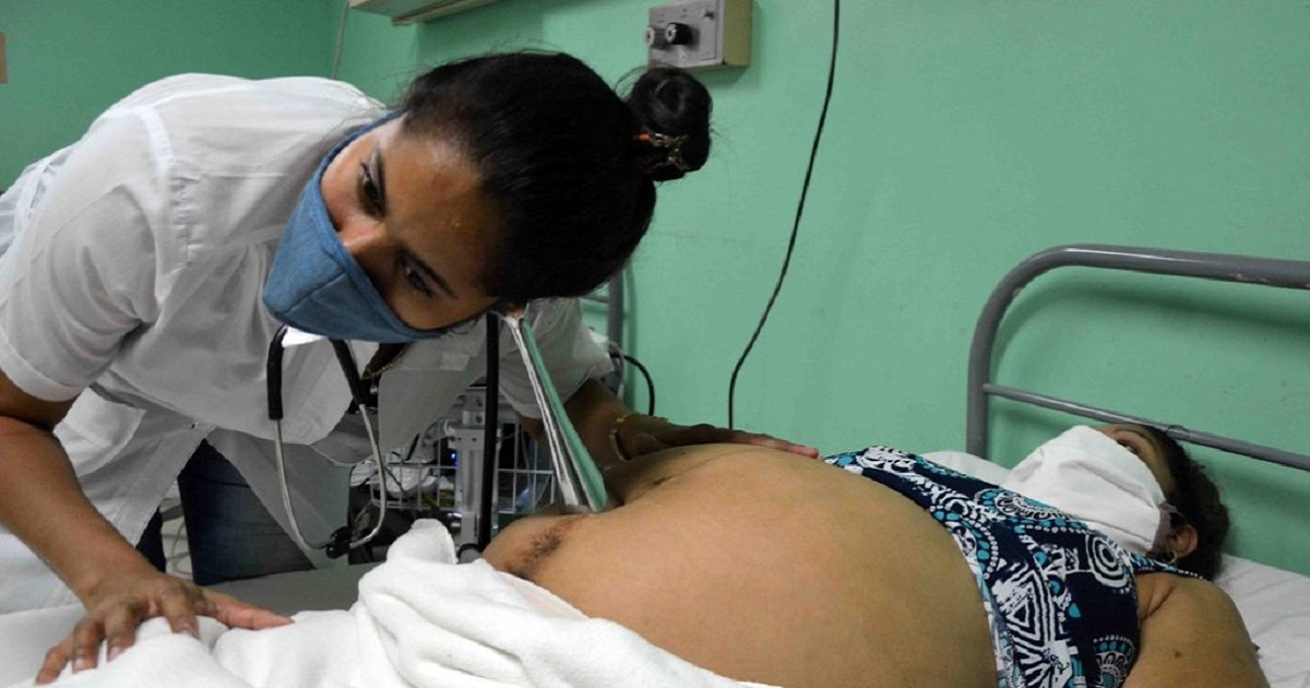 Atención médica a una embarazada en Cuba (imagen de referencia). © ACN