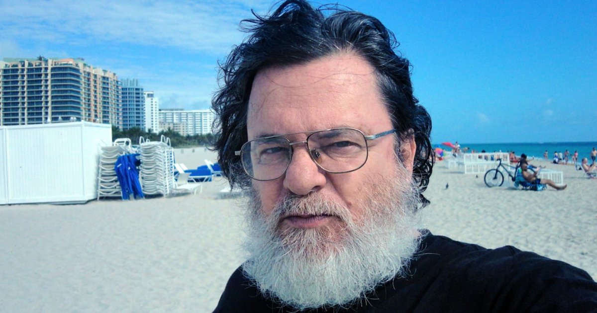 Eduardo del Llano, cineasta cubano, en Miami Beach © Facebook / Eduardo del Llano