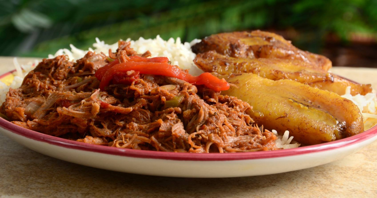 Comida cubana: ropa vieja, arroz blanco y plátanos fritos © Facebook Havana Tropical Grill