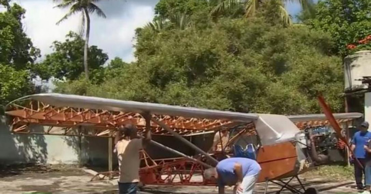 Adolfo Rivera y sus amigos durante la construcción del avión © Captura de video de Youtube