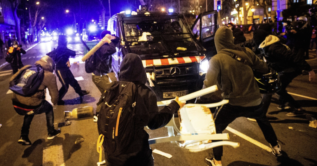 Manifestantes atacan a la policía en Barcelona © Twitter/Jordi Cañas