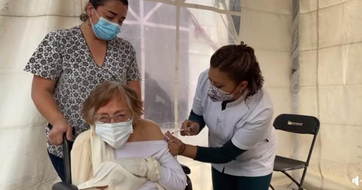 Vacunación a Dolores Ramírez González, de 103 años © Captura de video de Facebook de IMSS