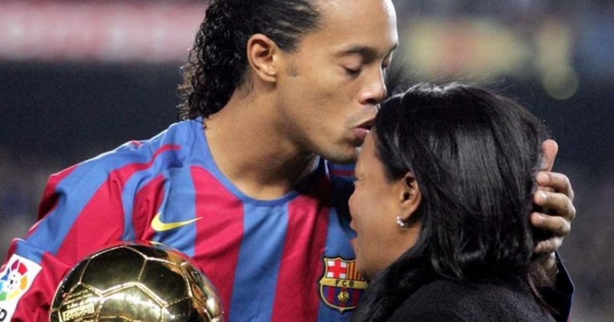 Ronaldinho y su madre Miguelina Elói dos Santos © FC Barcelona/ Twitter 