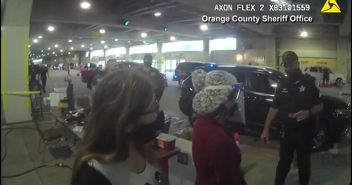 Mujeres al ser descubiertas por la policía, Orlando, condado de Orange © Captura de video / Telemundo 51