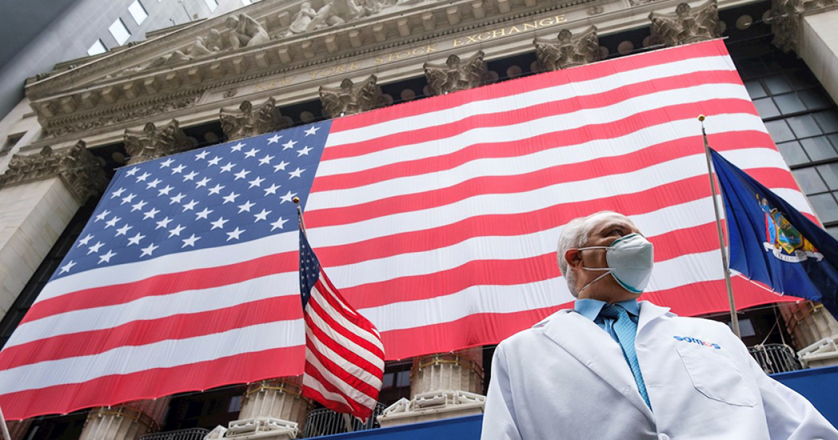 Bandera de EEUU en la bolsa de Nueva York recuerda a fallecidos por COVID-19 © Twitter/NYC Health