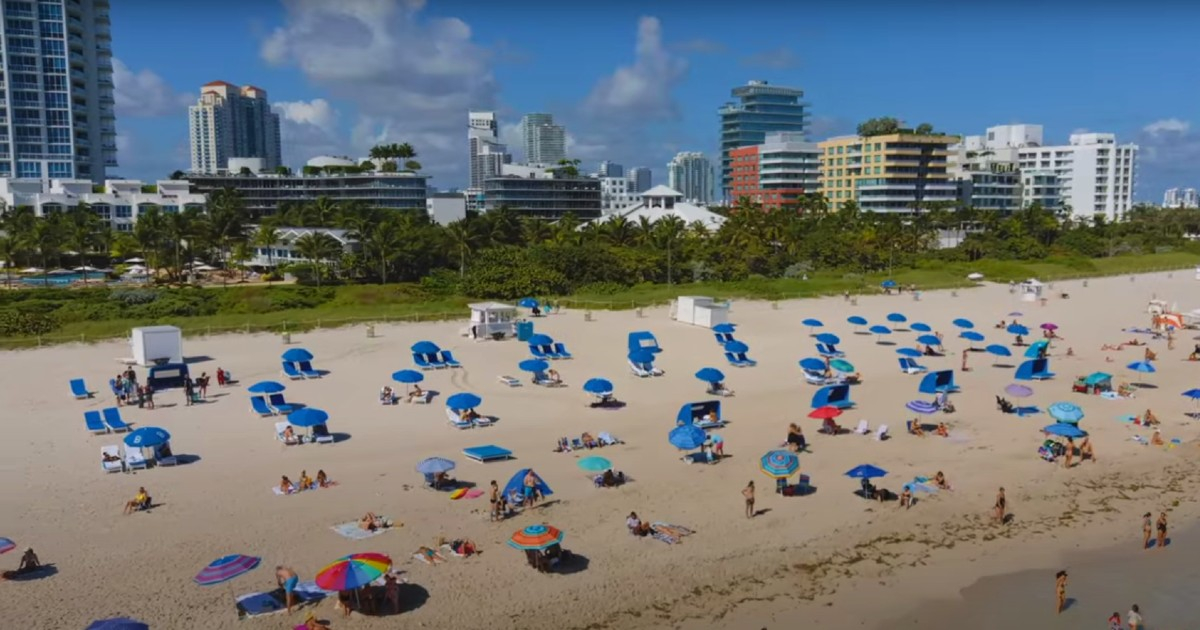 Playa de Miami con bañistas guardando distancia de seguridad © Captura de video de Youtube / DelvisD