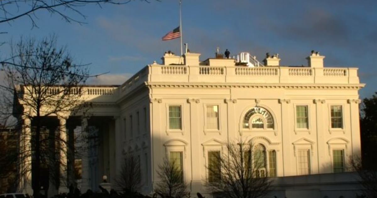 A media asta la bandera de la Casa Blanca © Twitter / Kaitlan Collins