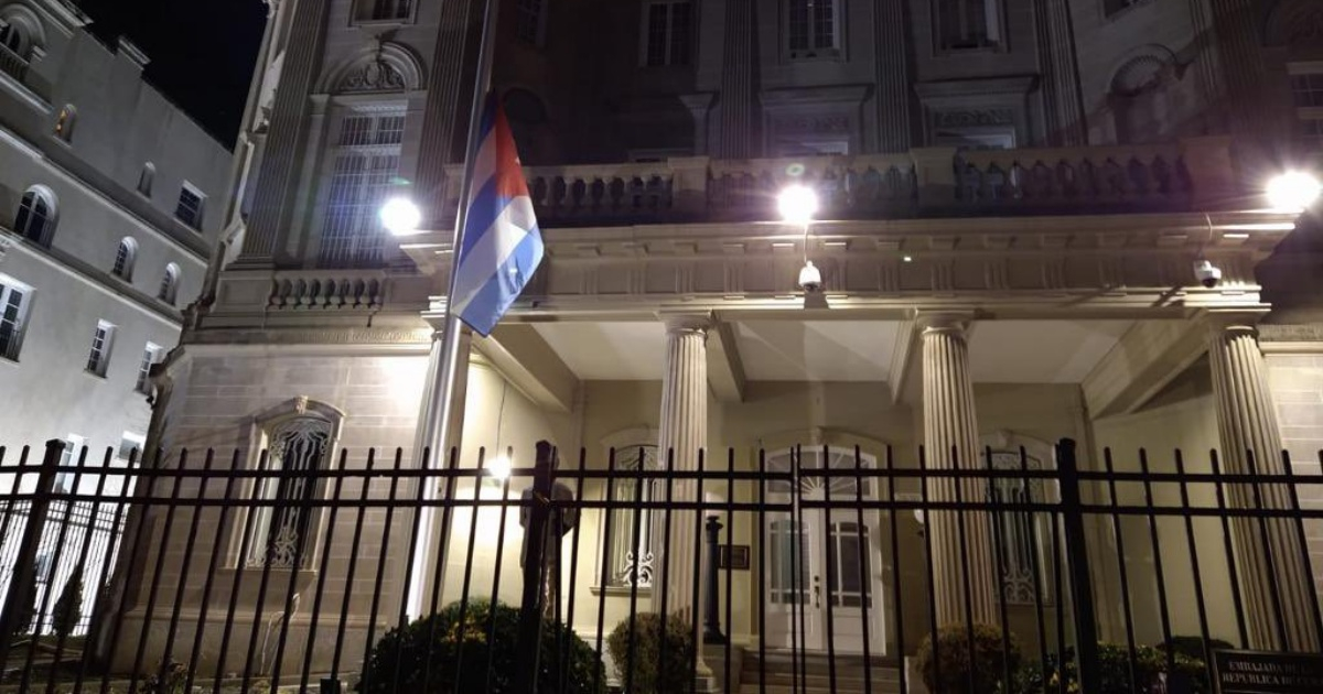 Bandera a media asta en la Embajada cubana en Washington © Twitter /  Lianys Torres Rivera
