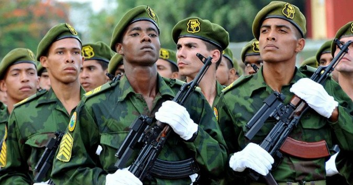 Militares cubanos de élite durante un desfile © Foto: Radio Reloj