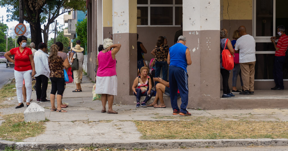 Cubanos haciendo cola para comprar medicinas © CiberCuba