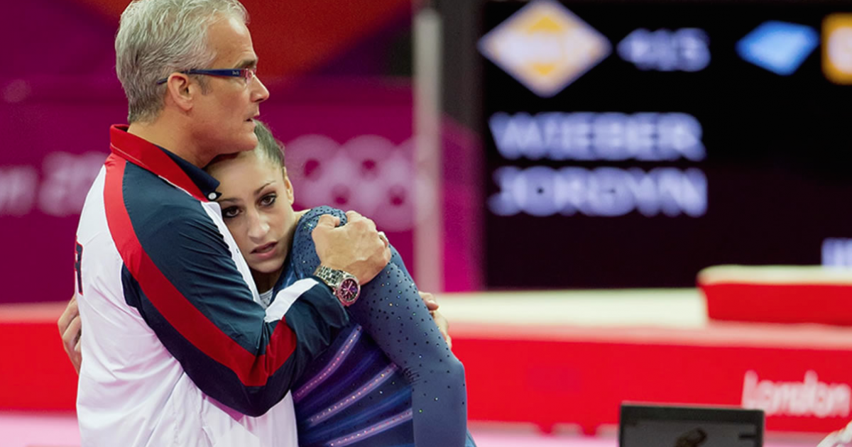 El entrenador y una gimnasta en una foto de archivo © Twitter/ US Sports