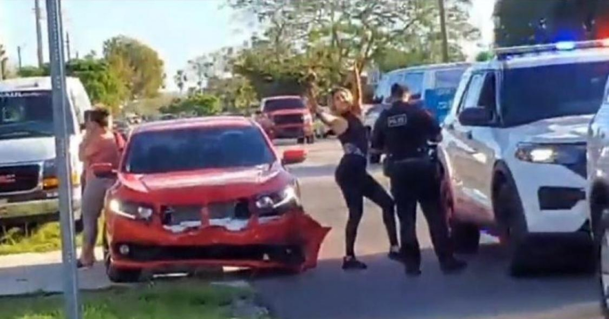 Mujer baila junto a la policía frente al cubano al que insultó © Captura de video de América Tevé