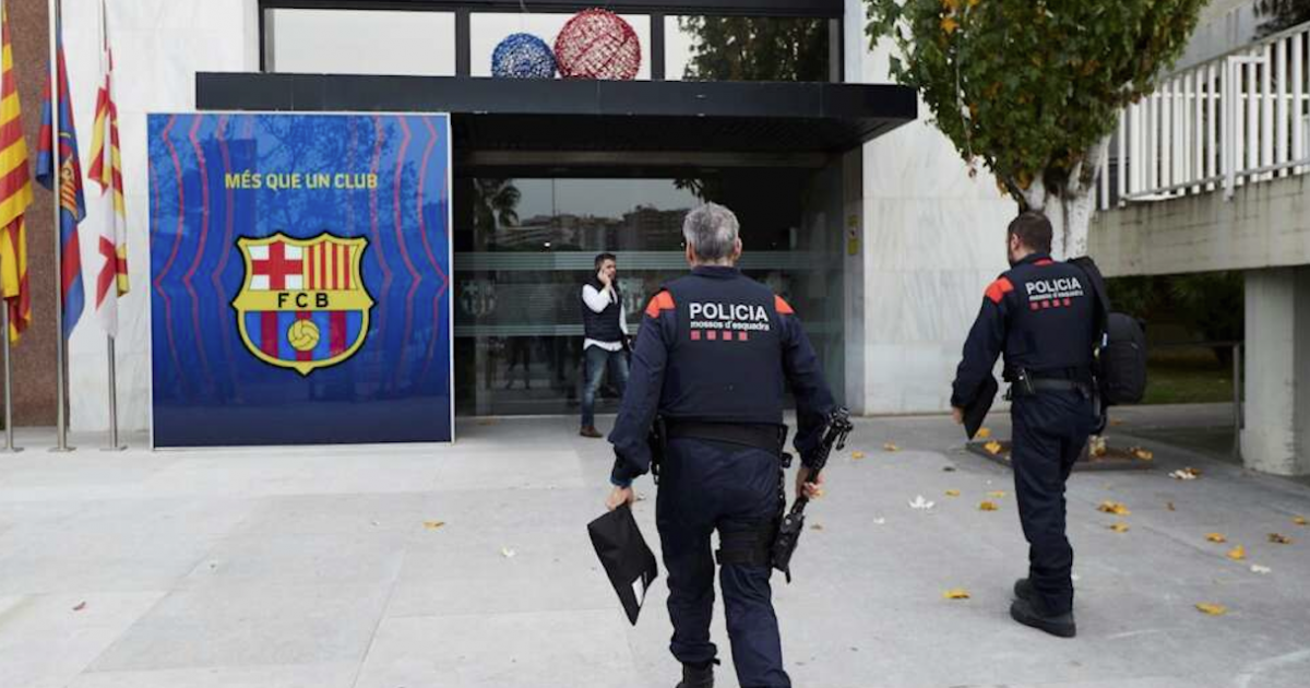 Policías catalanes entran a la sede del Barça © Twitter/Mossos d'Esquadra