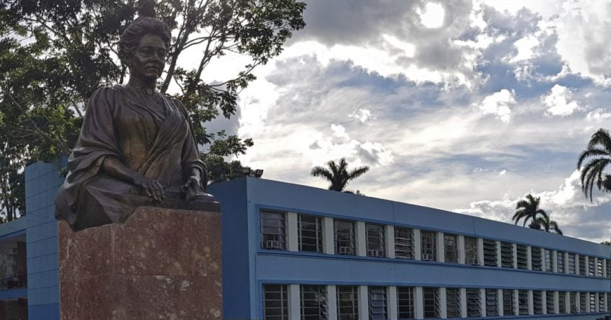 Busto de Marta Abreu, Universidad Central de Las Villas © Facebook/UCLV