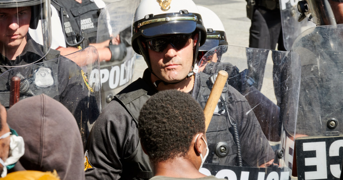 Policía de Estados Unidos en medio de manifestación por los derechos de afroamericanos © Creative Commons
