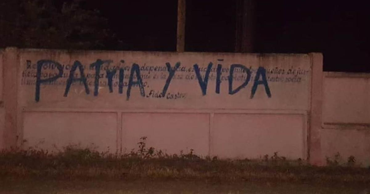 Letrero de Patria y Vida en un muro en Santiago de Cuba © Ramón Bolaño/ Facebook