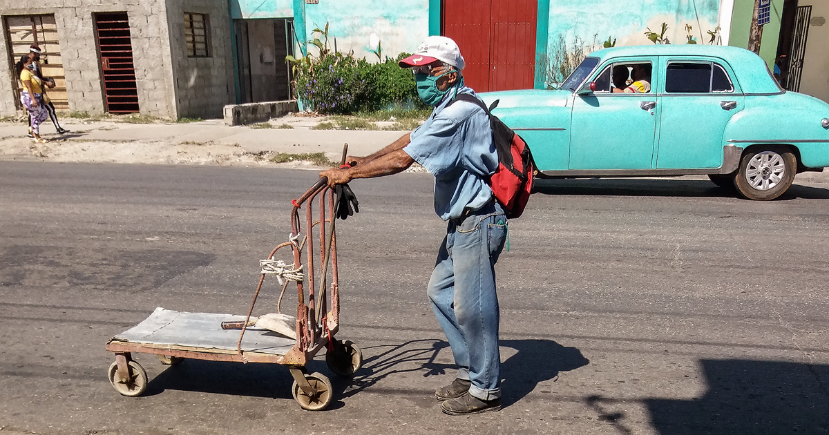 Anciano con nasobuco en La Habana (Imagen de referencia) © CiberCuba