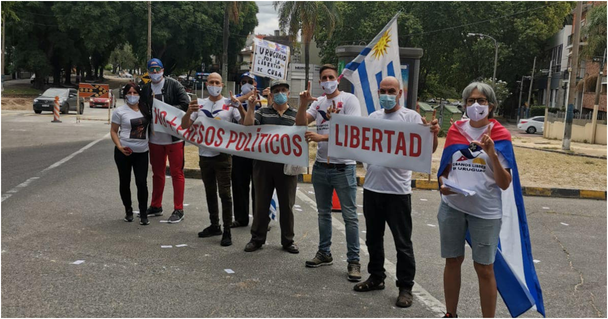 cubanos manifestándose en Uruguay © Facebook / Lidier Hernández Sotolongo 