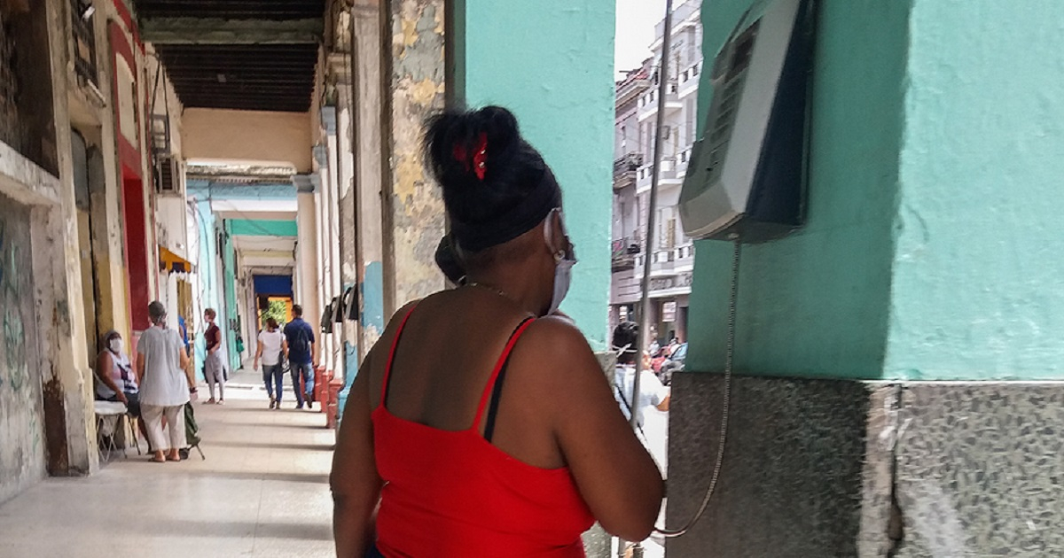 Cubana usando un teléfono público en La Habana (imagen de referencia). © CiberCuba