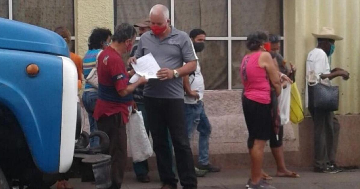 Cubanos reciben información de la iniciativa en una cola © Facebook / La Cola de la Libertad 