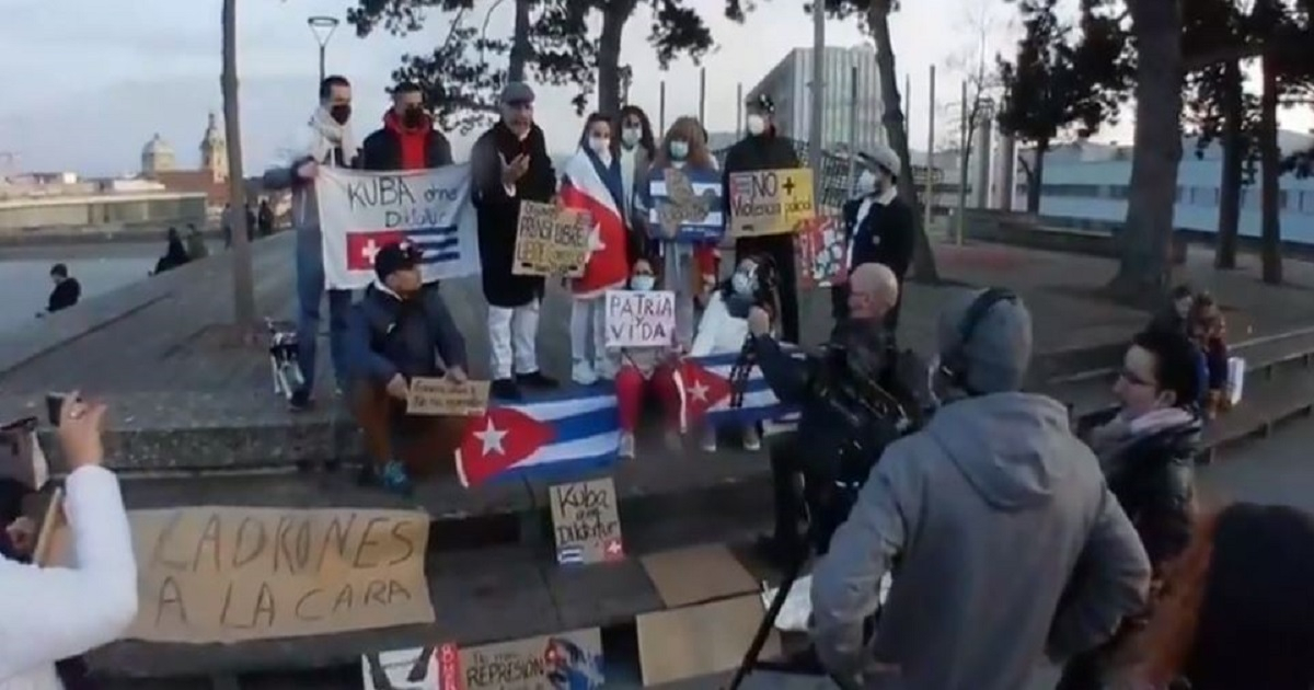 Cubanos protestando en Suiza. © Facebook / ADC