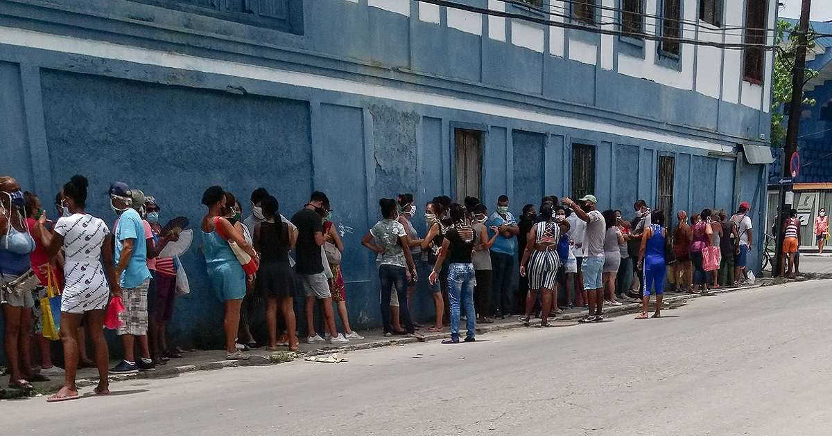 Cola para comprar hamburguesas en La Habana (Imagen de archivo) © CiberCuba