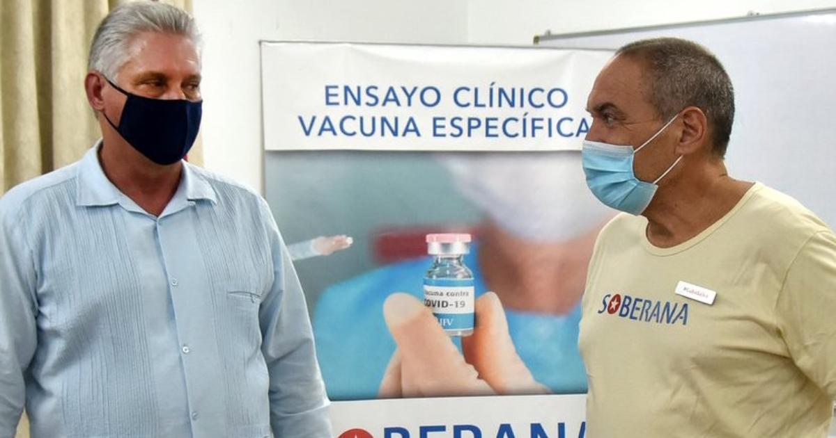 Miguel Díaz-Canel y trabajador cubano de Salud © Estudios Revolución